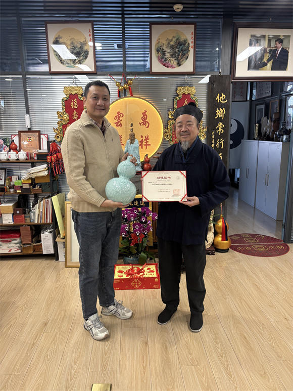 瓷韵道心相融 刘然粉青釉葫芦瓶获黄信阳道长收藏