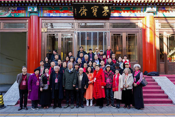 吴培鑫作品《春晚庭间》亮相2025荣宝斋全国书画展