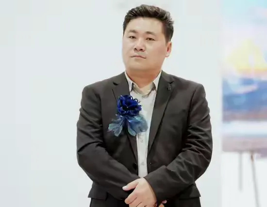 王室亲临 + 拍卖破纪录！梁静全球巡展迪拜站，点燃中阿艺术交流新热潮