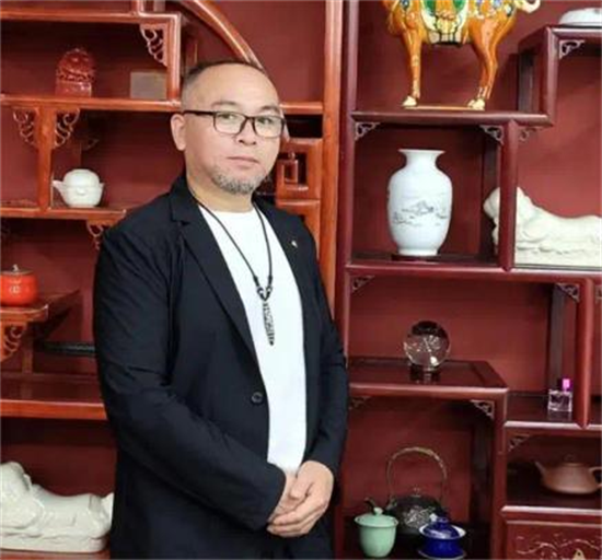 贾文华的艺术传承——墨韵铸牛魂