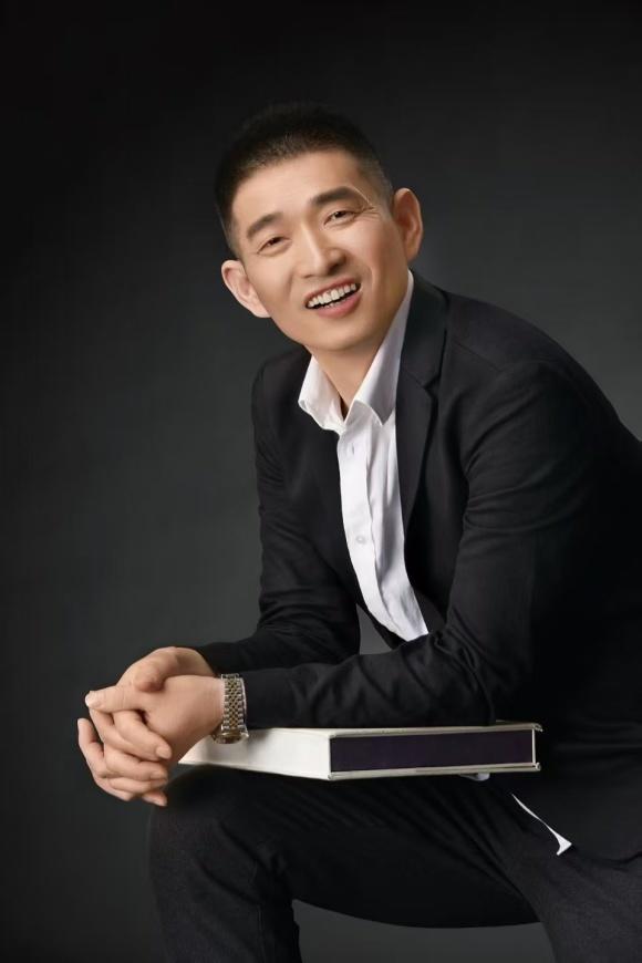 张亚雄作品《厦门中华白海豚》在英国罗素拍卖公司以184万人民币落锤成交