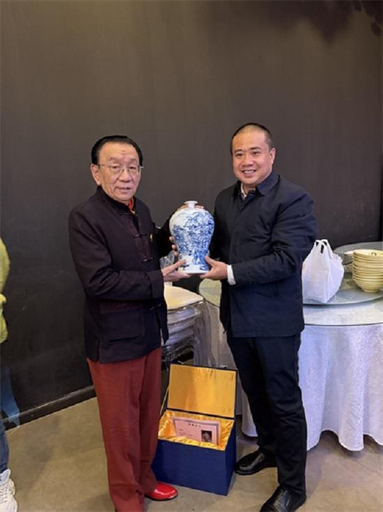 郭林山青花渔舟唱晚梅瓶献礼侯耀华八十寿庆