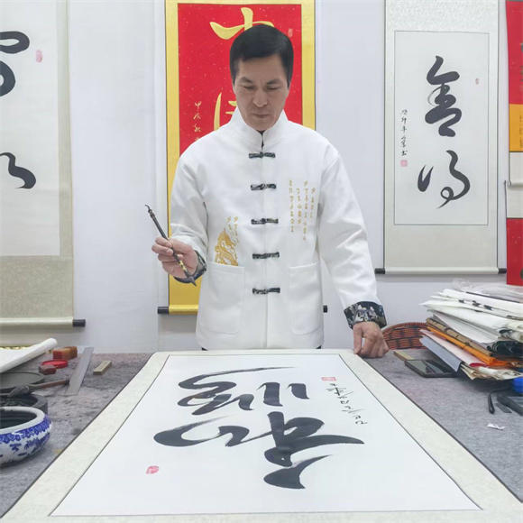 艺术名家张义成受邀参加一路尊崇相伴永葆老兵荣光新春联欢晚会