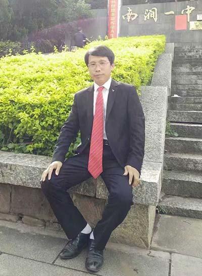 诗心映岁月 词笔写沧桑——评蔡毅三首词作的艺术魅力与情感深度