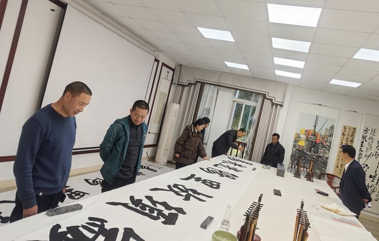 高兴勤泼墨七米长卷 翰墨颂歌阳光米易