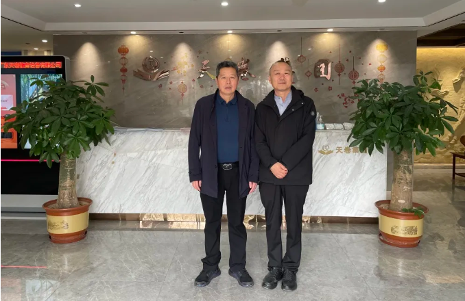 墨韵启新岁·书香纳福来 —— 中国传统文化学会副会长周佰平先生莅临天卷参观交流