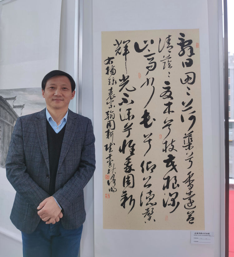 墨耕半生砺初心 笔韵天成书风骨——记书法家何明