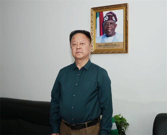 画家魏之伦走进尼日利亚大使馆——以艺术为媒共绘中尼友谊新画卷