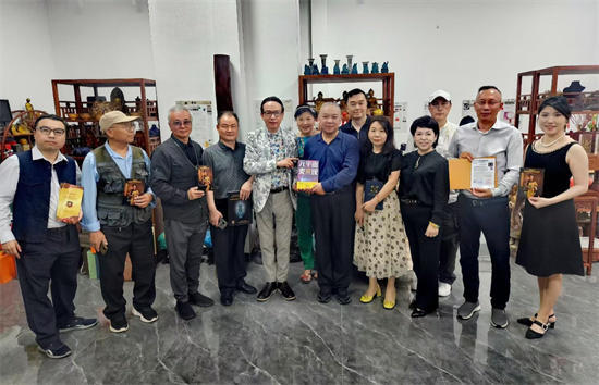 香港国际拍卖行陈汉江教授众到访王春云古翡翠教父并签署战略合作