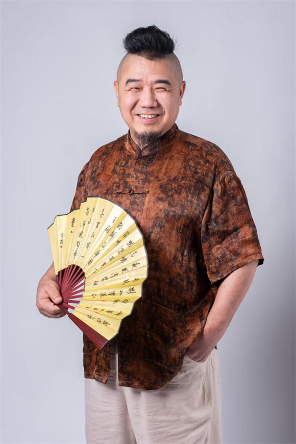功能书画创始人，艺术疗愈易学书画践行者何江熊先生！
