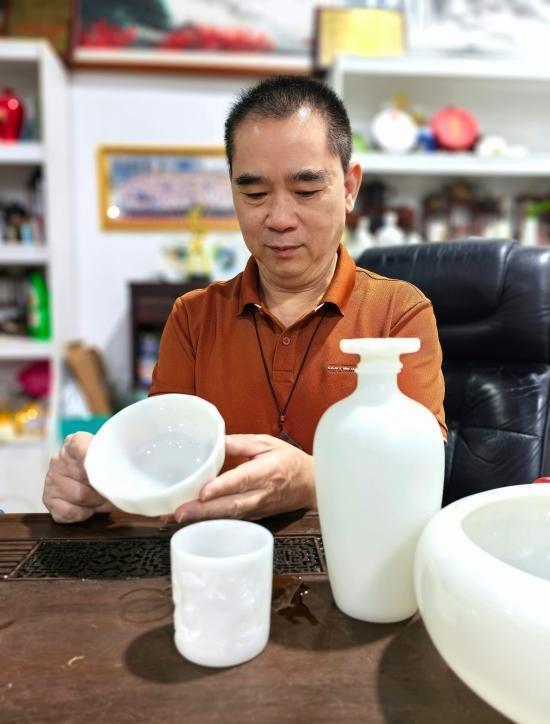 匠心铸瓷韵 笔墨润初心——工艺美术大师郭益利