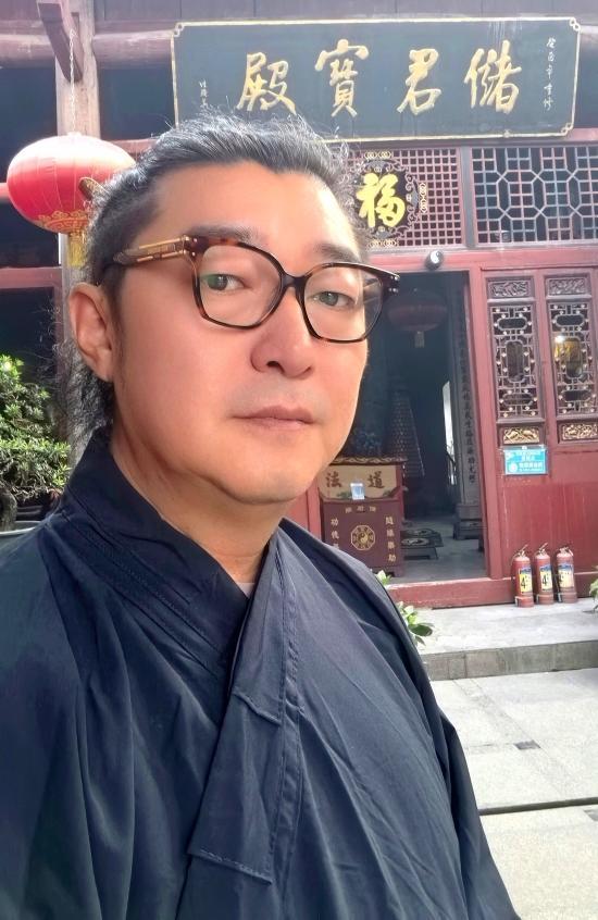 笔墨融易理 舟远绘山河——记当代画家于洋