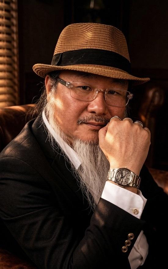 三元持笔绘瓷韵 津门风骨铸匠心——画家于凤起的艺术实践