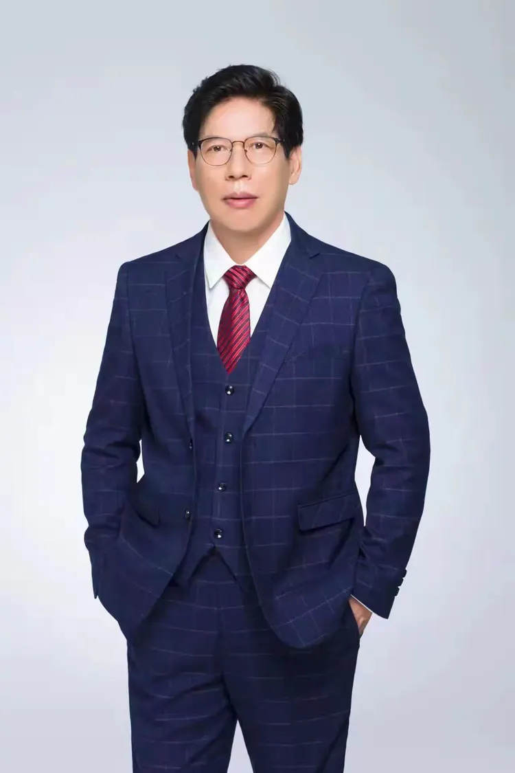 丹青妙手王家华，纸上花开富贵春