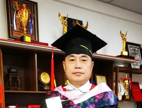 埃及黄金诗歌文学智库论坛授予中国诗人夏明智名誉文学博士学位