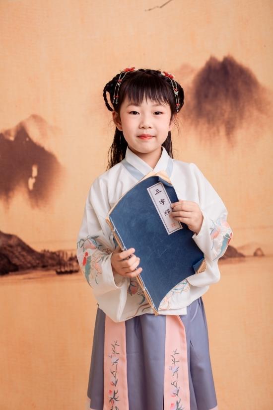 10岁苏子宁画作入编《世界名家》，获佛罗伦萨美术学院永久收藏