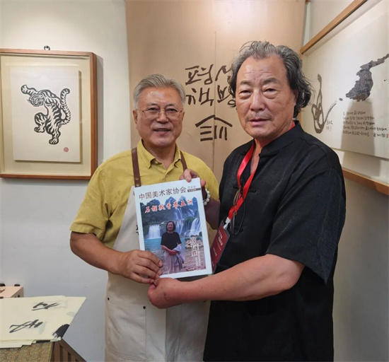 丹青榴韵一一访著名画家石榴大使周长胜