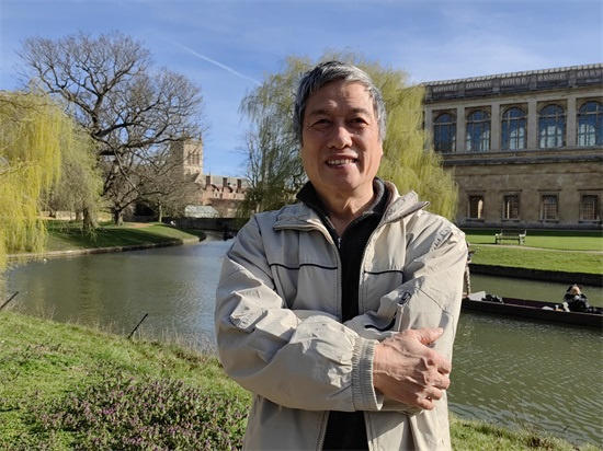 笔墨寄心意 双节贺安康——著名画家卢中见以艺传情献礼佳节‌
