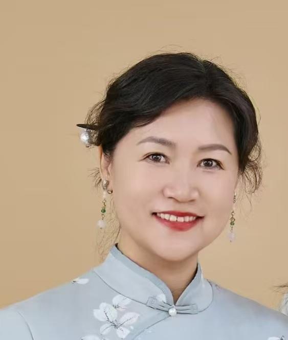 弘达臻品拍卖喜报：画家吴孝琴《陪伴》《猫咪伴佳人》两幅油画成功落槌