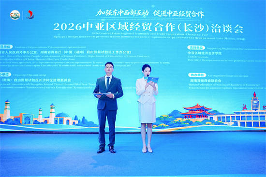 刘学怀指掌彩墨亮相中亚经贸洽谈会，作品礼赠中亚区域代表团