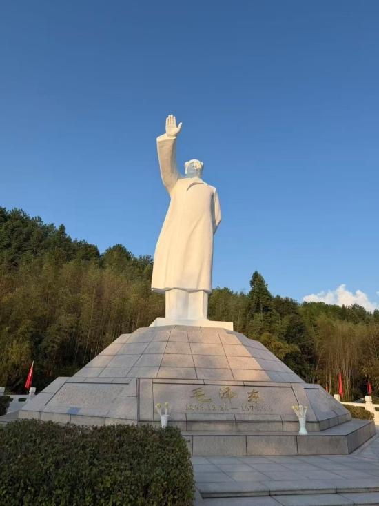 2026年9月28日张亚雄圆满完成古田会议主席雕像修缮