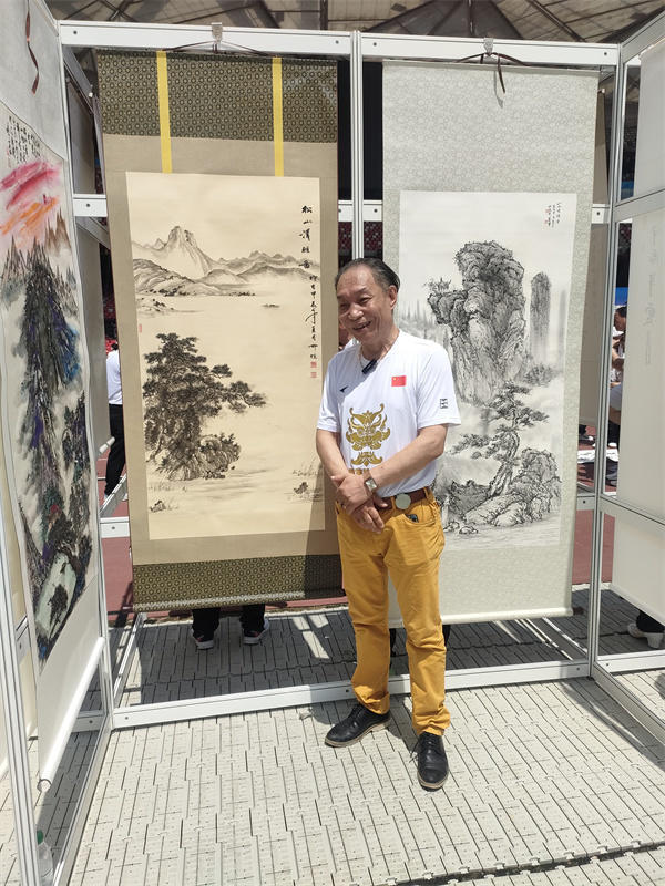 画家李娜维受邀参加——国家体育馆举办的美育中国文体嘉年华书画展