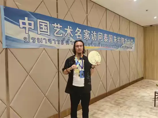 艺术家伯龙受邀参加泰国曼谷·2024首届时代艺术金笔奖颁奖盛典