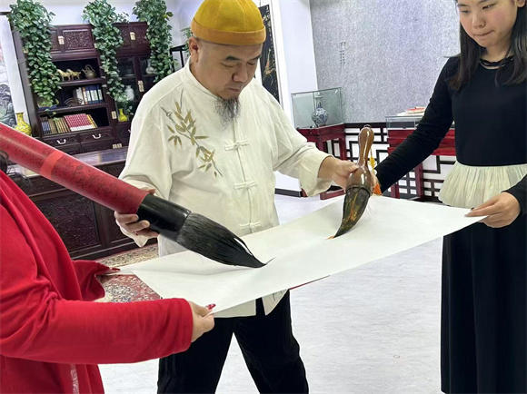 何江熊悬空画虾：传统艺术的璀璨创新
