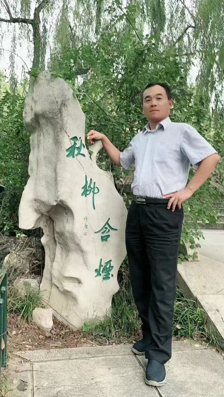 书法家陈胜海——运笔飘逸流畅，气韵贯通，清新明朗，自成风貌。