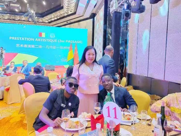 书画家孙成霞出席2023年驻华大使馆几内亚国庆日活动