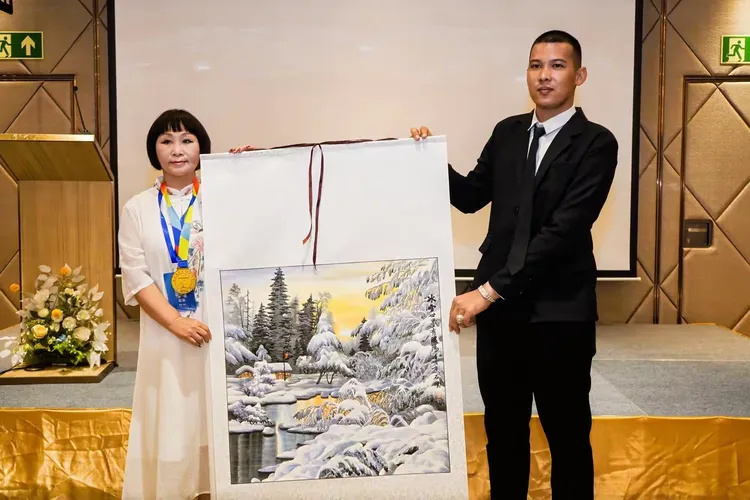 石雲荣获泰国首届时代艺术金笔奖——2024时代艺术创新奖