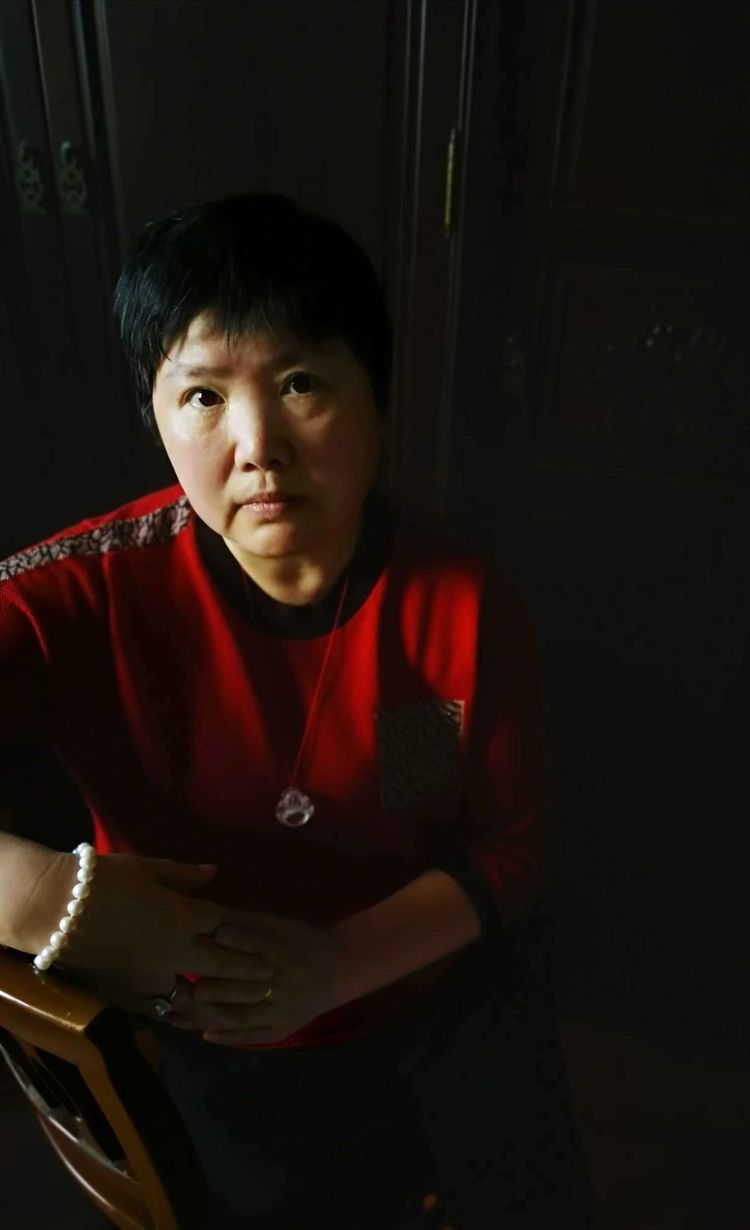 上海女画家袁佩娜——漫步莲池的色彩协奏