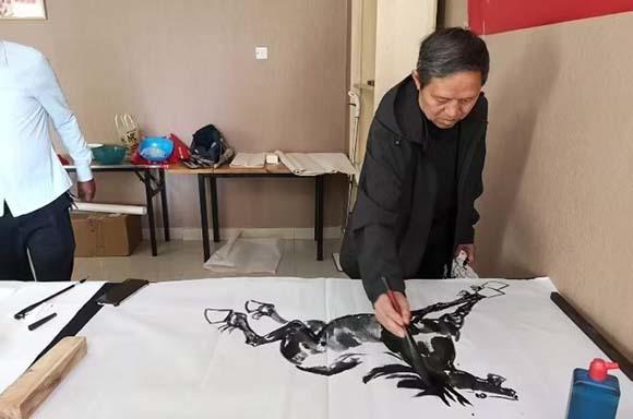 田万永先生和中央美术学院教授楼家本先生亲切会晤