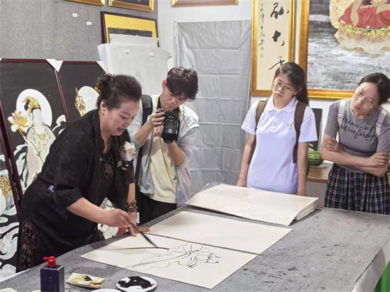 北京石油大学春回书画院文化交流丨王凤导师带领学生体验艺术乐趣