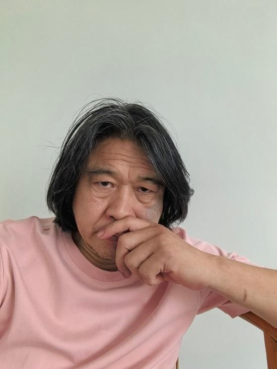 画家靳军一荷以唯美