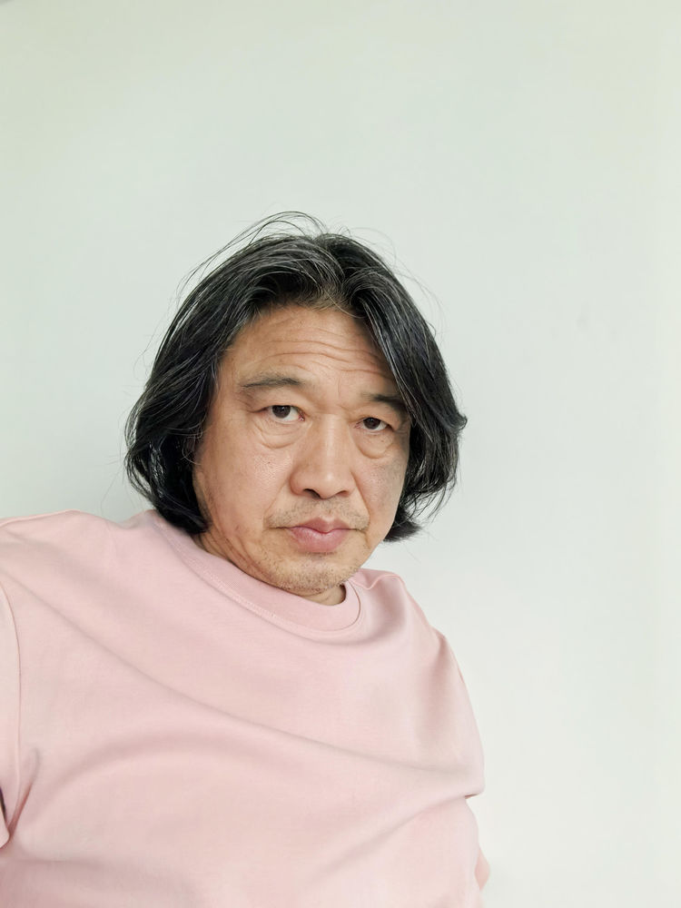 画家靳军一一藤蔓枝叶间