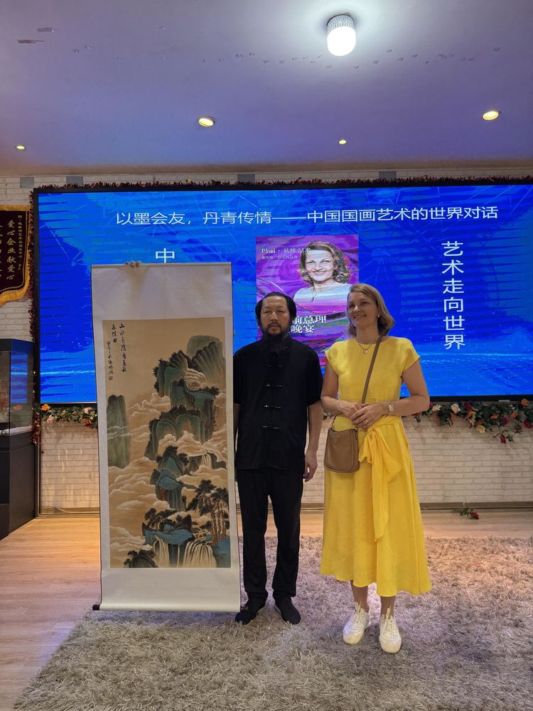 画家张晓波中国深圳受邀芬兰总理玛丽·基维涅米接见