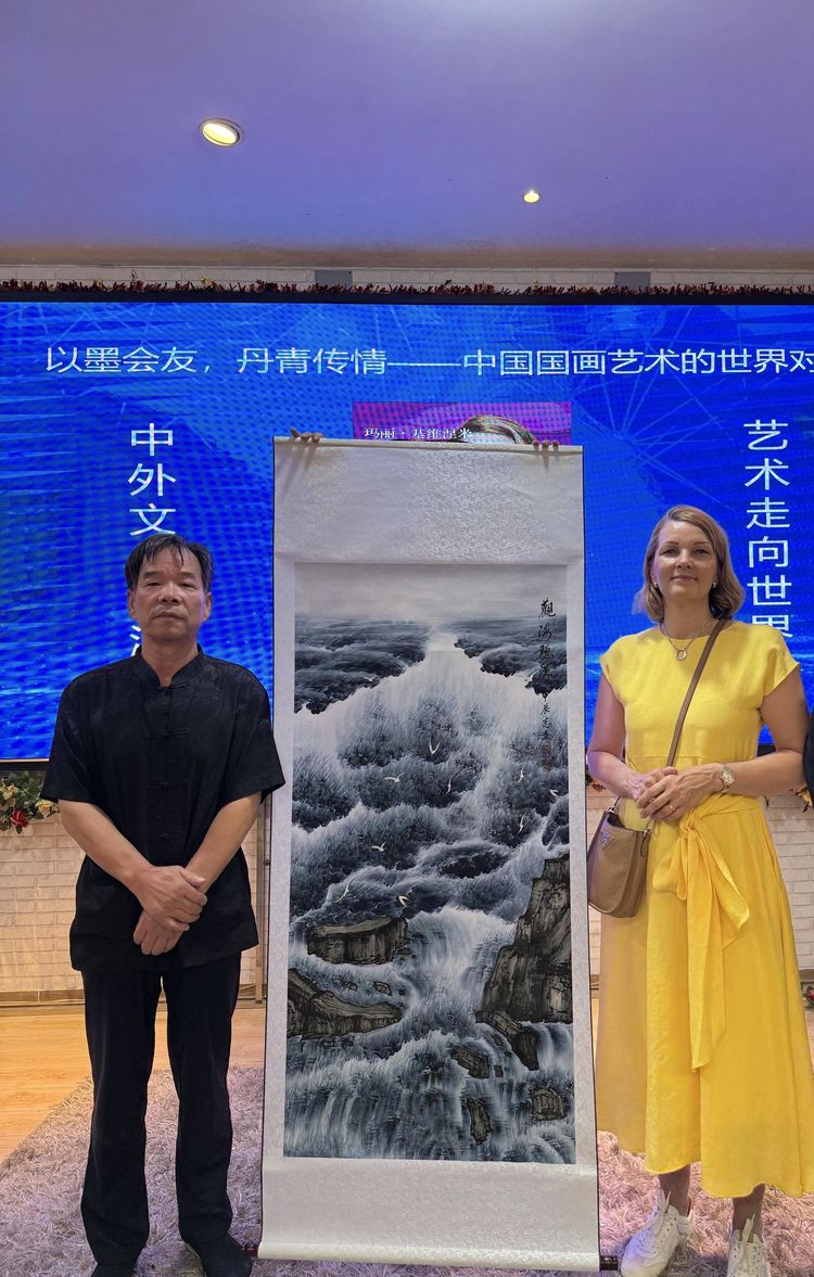画家屠志立中国深圳受邀芬兰总理玛丽·基维涅米接见