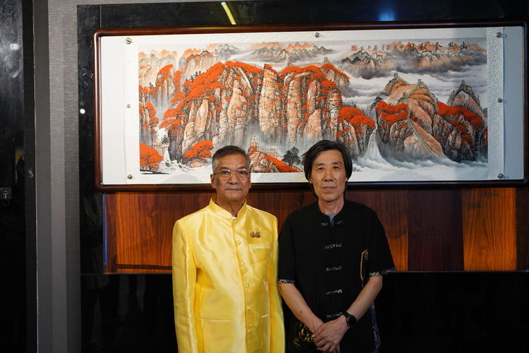 画家郝银平老师应邀参加中泰建交50周年高级别经贸合作交流晚宴