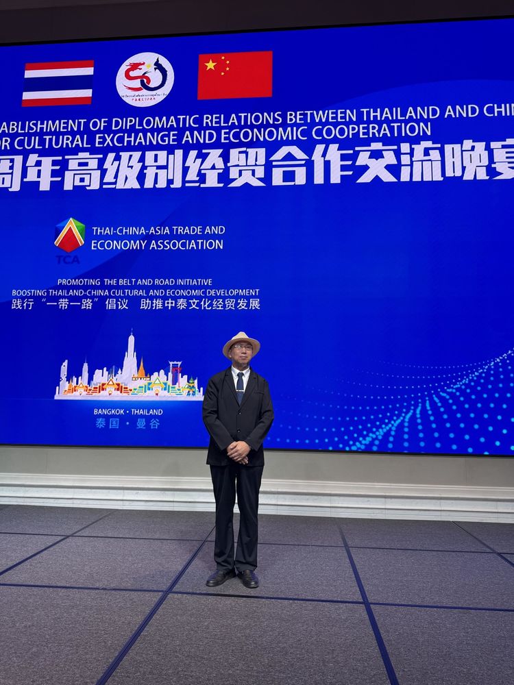 画家王连启老师应邀参加中泰建交50周年高级别经贸合作交流晚宴