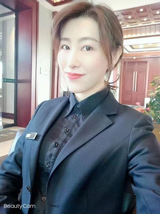 拍卖槌下的“控场女王”——李思怡