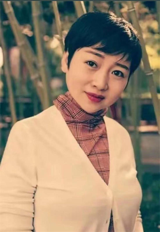 画家师文娟开创重彩山水新范式 成央美必修课