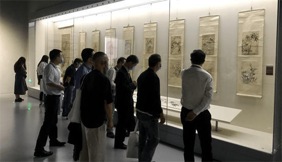 中国艺术品收藏鉴定中心 · 传承历史 甄选价值
