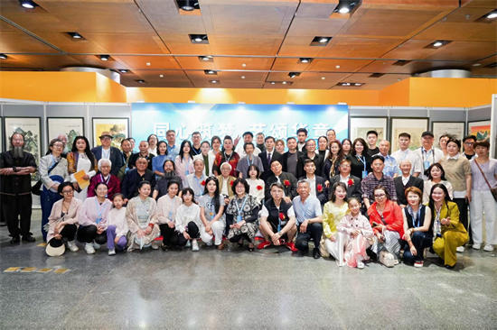 画家王龙老师作品在鸟巢文化中心璀璨亮相