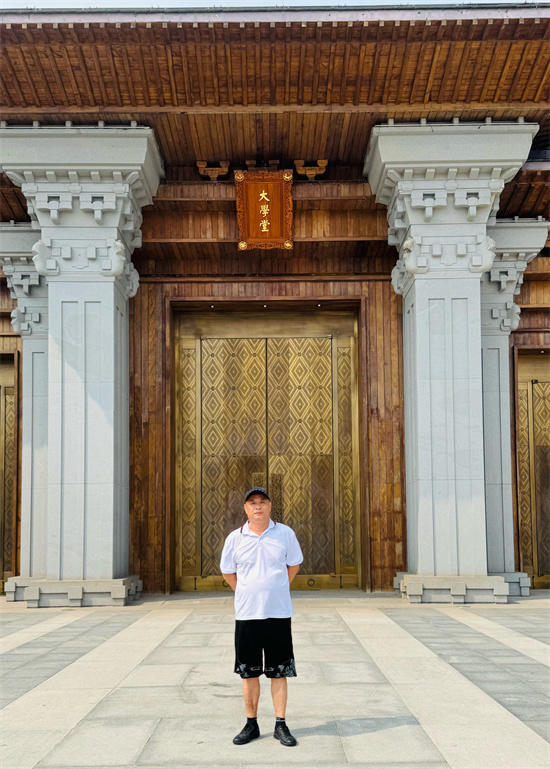 雄浑壮观 空灵飘逸——艺术家蒋华富教授泼彩山水作品欣赏