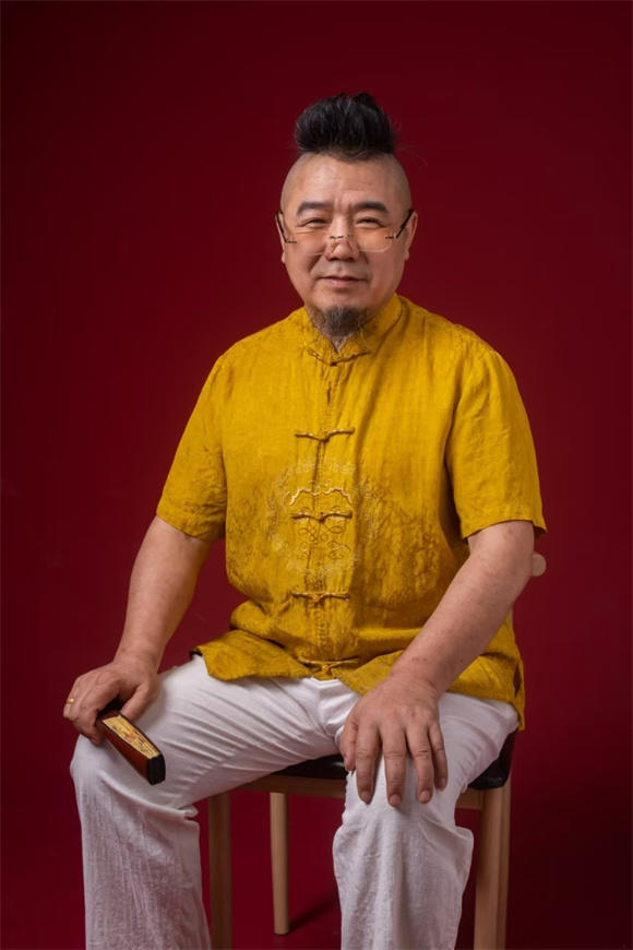 何江熊《放眼世界》526万港元落槌香港瀚海，雄鸡题材再掀收藏热潮