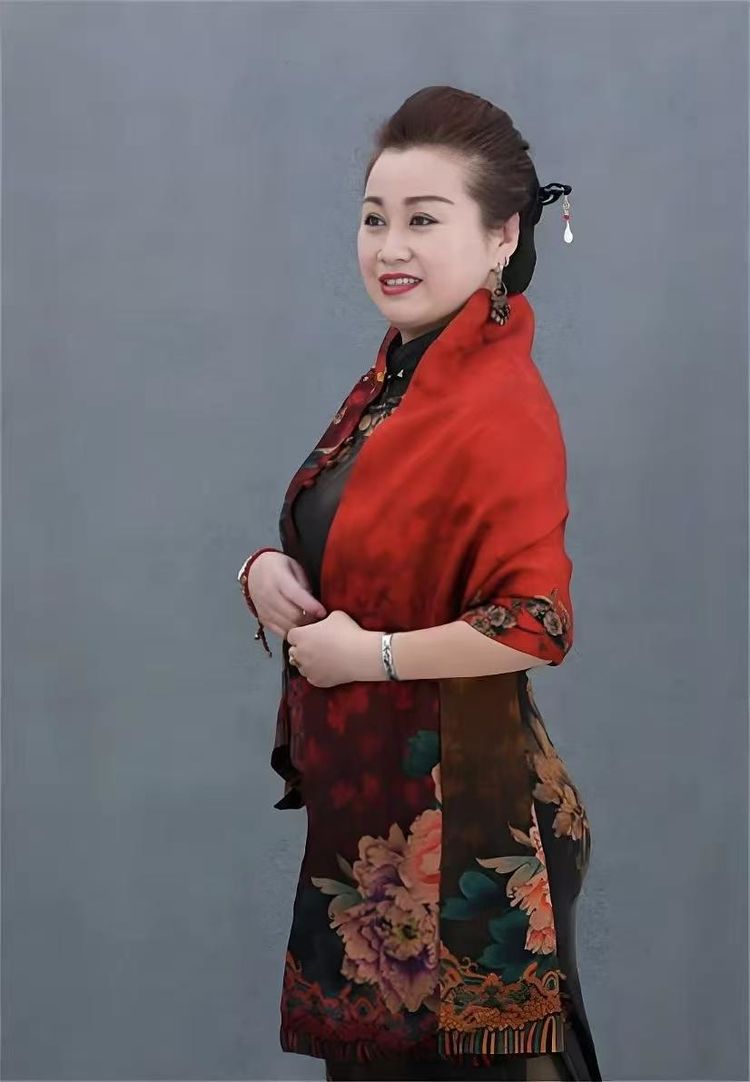 中国画家王凤携“金青幻古”系列惊艳法国国际艺术博览会