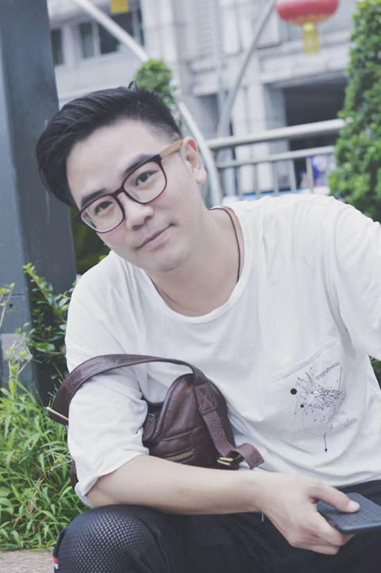 书画家许白石在漫画的诙谐与传统水墨间织就了一片艺术天地