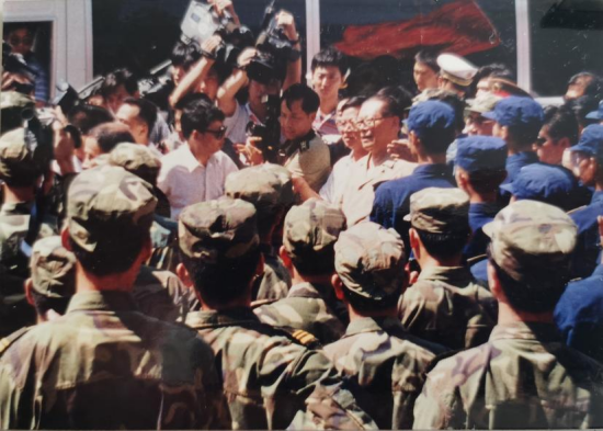 记录艺术家泓人长石与98抗洪