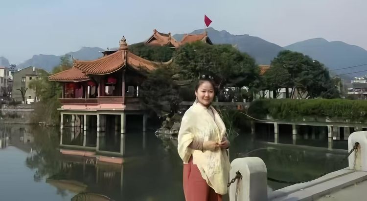 笔墨载和平：书画名家姜凤（玥羽）“国际和平艺术家”称号背后的艺术价值